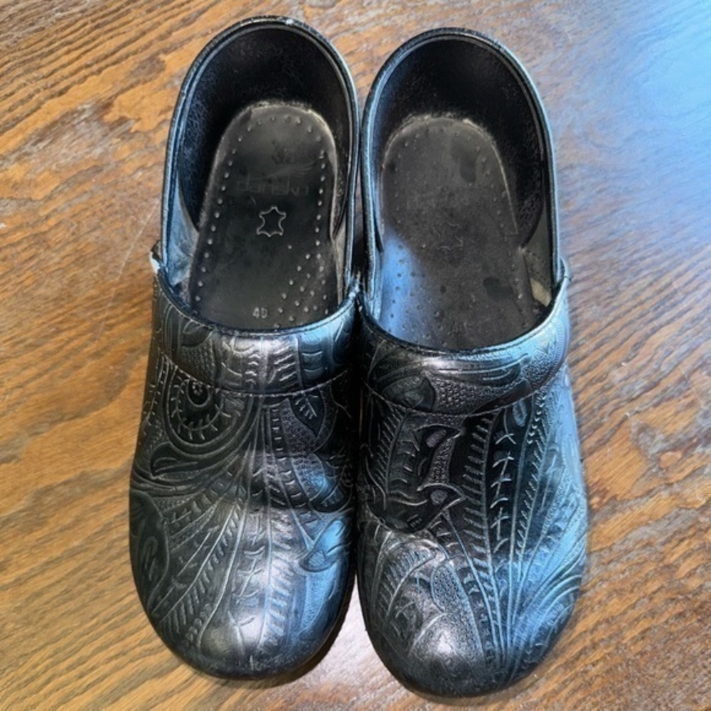 Dansko Professional Black Paisley Tooled Leather Clogs Size EUR 40 US 9.5/10 EUC